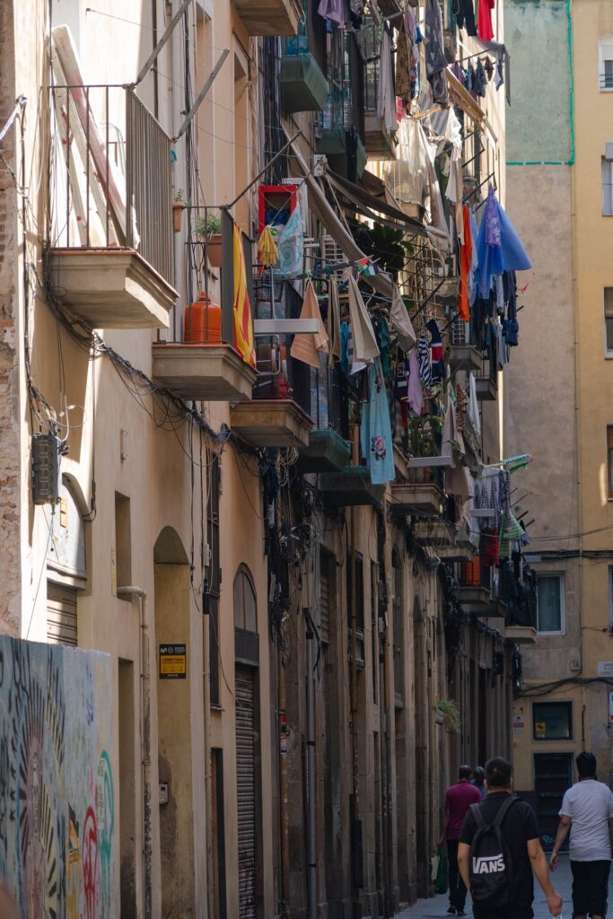 Barcellona in 6 giorni: molto più della città di Gaudí 18 Vicolo del quartiere del Raval con balconi e panni stesi nel centro di Barcellona.