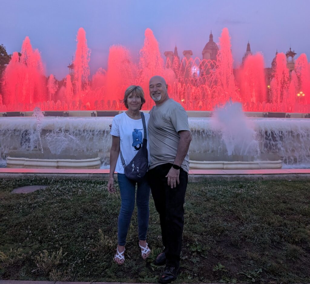 Barcellona in 6 giorni: molto più della città di Gaudí 25 La Fontana Magica di Montjuïc illuminata durante lo spettacolo serale con giochi d'acqua e luci colorate a Barcellona.