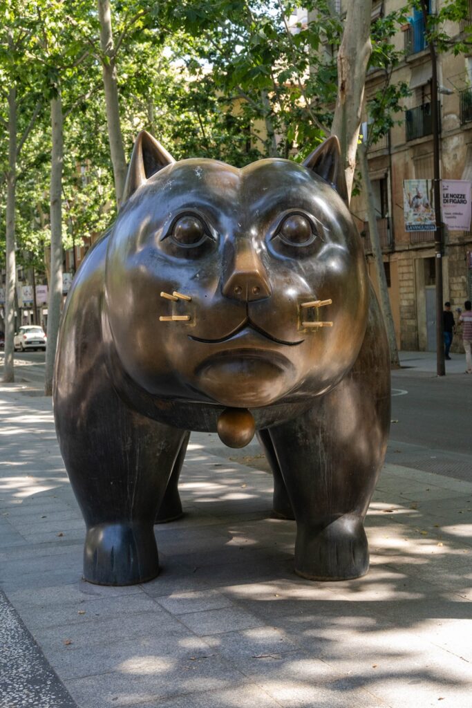 Barcellona in 6 giorni: molto più della città di Gaudí 16 La scultura El Gato di Fernando Botero sulla Rambla del Raval a Barcellona.