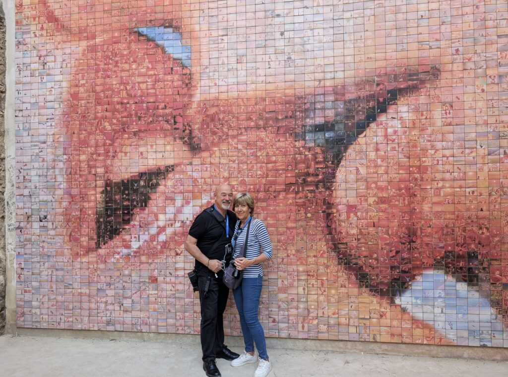 Barcellona in 6 giorni: molto più della città di Gaudí 10 Noi davanti al murale El Beso nel Quartiere Gotico di Barcellona, il celebre mosaico fotografico dedicato alla libertà.