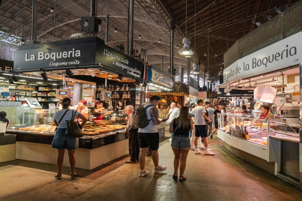 Barcellona in 6 giorni: molto più della città di Gaudí 20 Banchi gastronomici all'interno del Mercato della Boqueria a Barcellona.