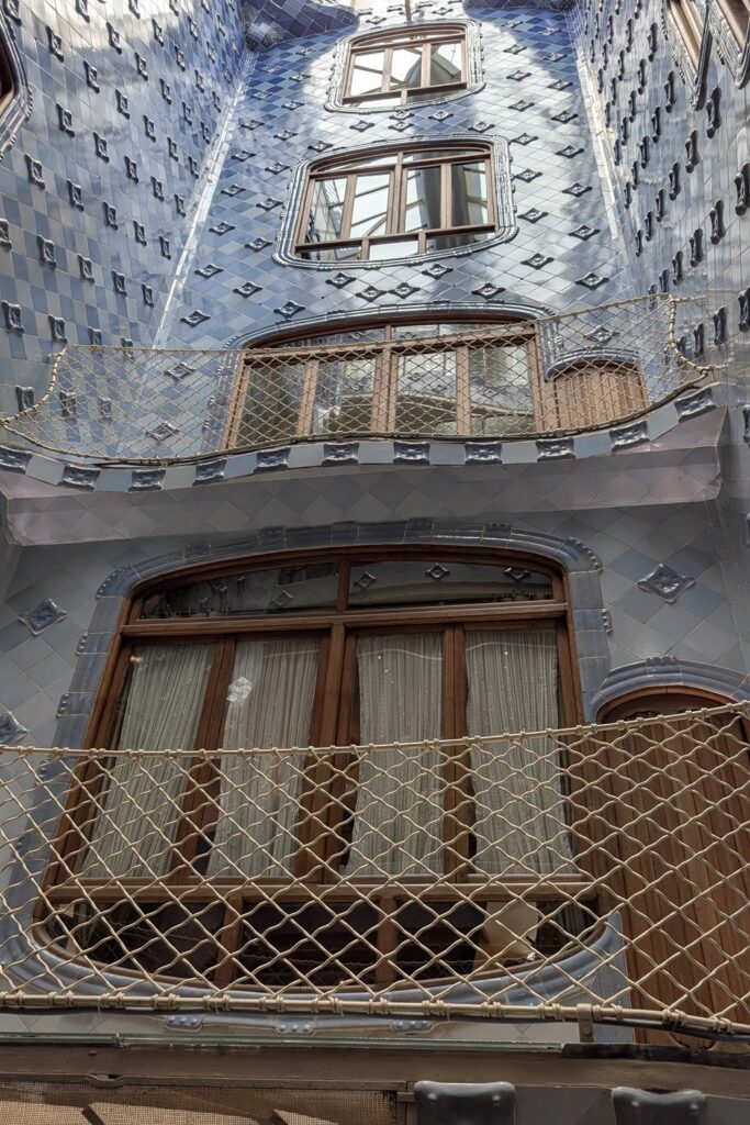 Barcellona in 6 giorni: molto più della città di Gaudí 7 Il cortile interno di Casa Batlló con le caratteristiche ceramiche blu progettate da Antoni Gaudí.