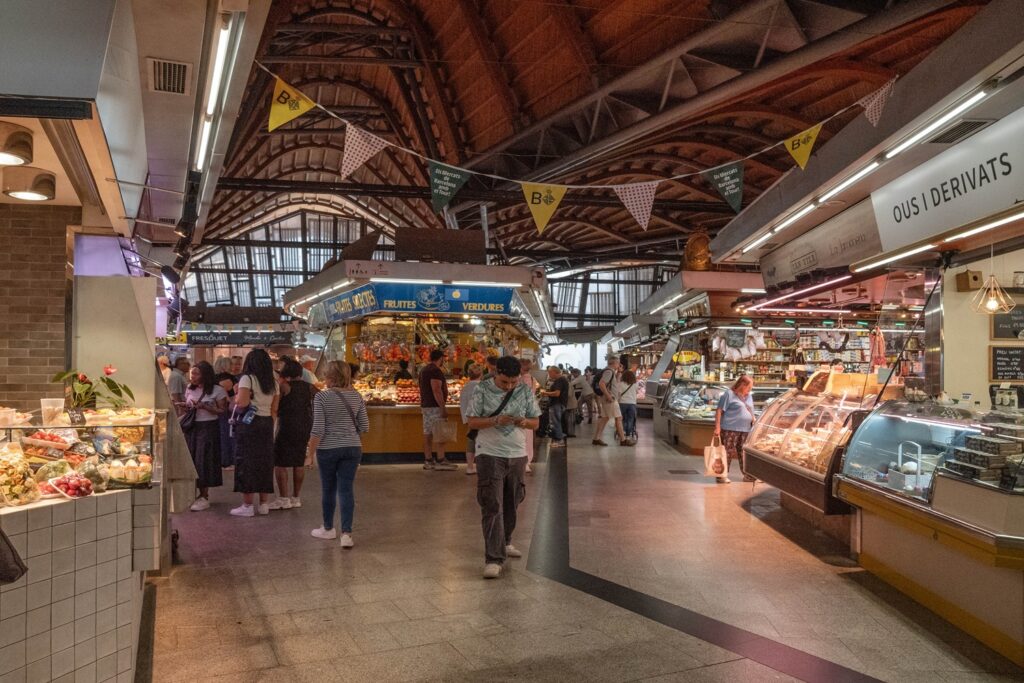 Barcellona in 6 giorni: molto più della città di Gaudí 22 Interno del Mercato di Santa Caterina con banchi di prodotti freschi e gastronomia a Barcellona.
