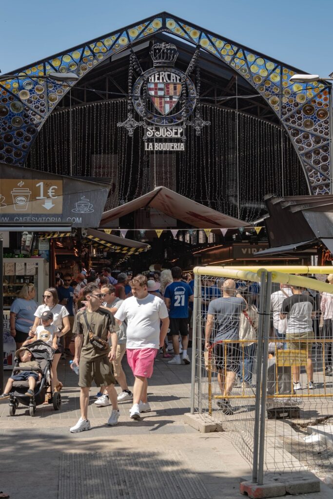 Barcellona in 6 giorni: molto più della città di Gaudí 19 Ingresso del Mercato della Boqueria sulla Rambla a Barcellona.