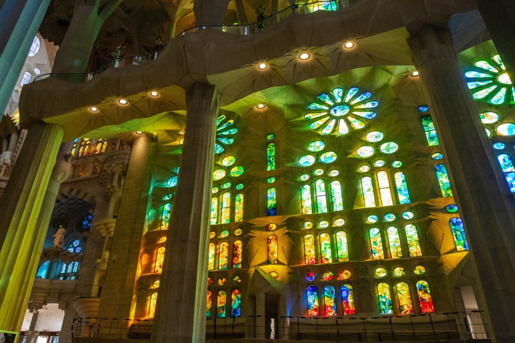 Barcellona in 6 giorni: molto più della città di Gaudí 5 Le vetrate colorate della Sagrada Família illuminano l'interno della basilica con spettacolari giochi di luce.