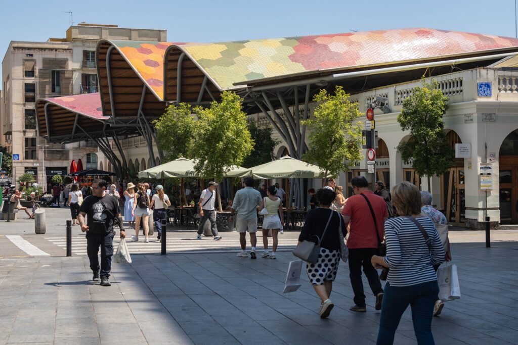Barcellona in 6 giorni: molto più della città di Gaudí 21 Il Mercato di Santa Caterina con il caratteristico tetto ondulato nel centro di Barcellona.
