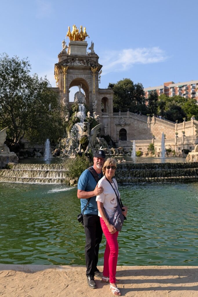 Barcellona in 6 giorni: molto più della città di Gaudí 27 Due visitatori davanti alla Fontana Monumentale del Parco della Ciutadella a Barcellona.