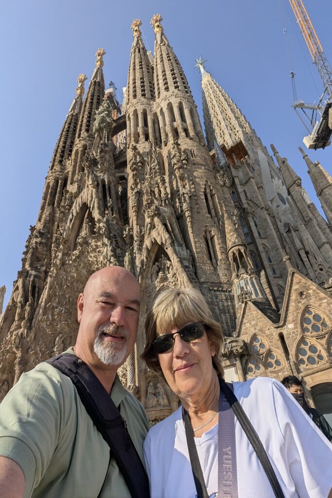 Barcellona in 6 giorni: molto più della città di Gaudí 3 Alberto e Patrizia davanti alla Sagrada Família durante il viaggio a Barcellona.