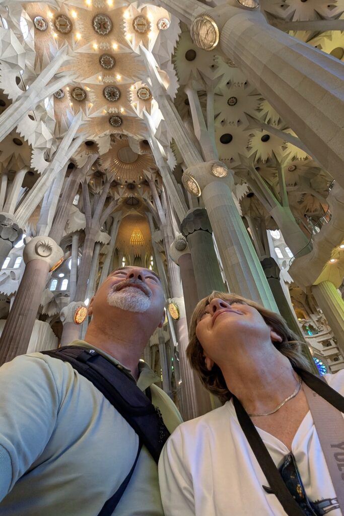 Barcellona in 6 giorni: molto più della città di Gaudí 4 Alberto e Patrizia osservano la volta della Sagrada Família durante la visita all'interno della basilica di Barcellona.