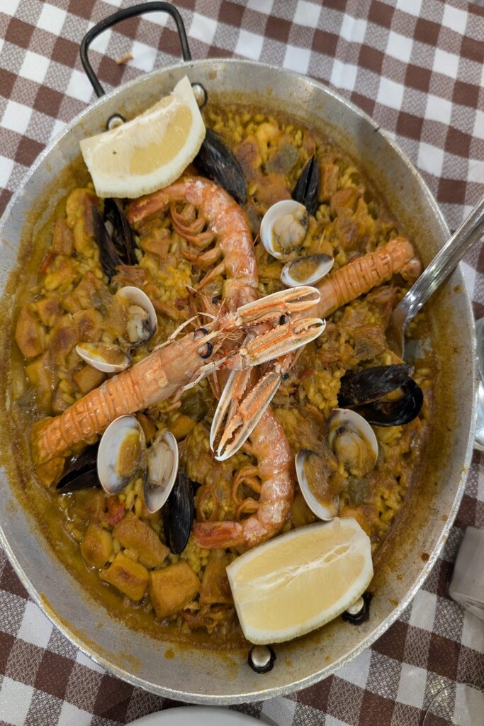 Barcellona in 6 giorni: molto più della città di Gaudí 33 Paella ai frutti di mare servita in una tradizionale padella con gamberi, scampi, cozze e vongole in un ristorante di Barcellona.