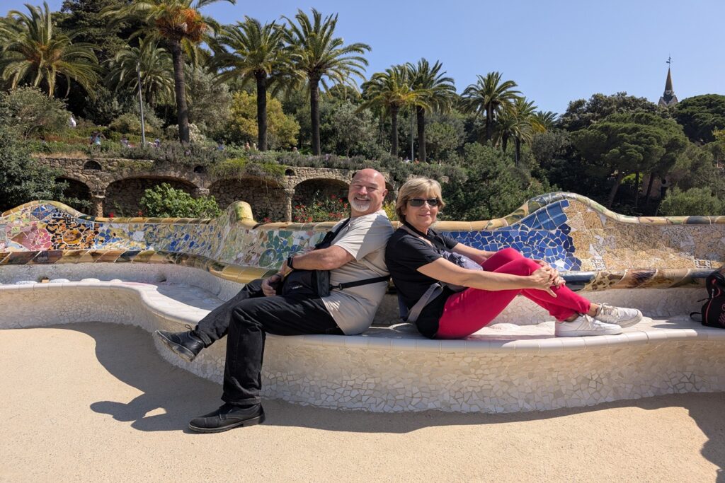 Barcellona in 6 giorni: molto più della città di Gaudí 9 Noi seduti sulla celebre panchina ondulata del Park Güell a Barcellona, progettata da Antoni Gaudí.