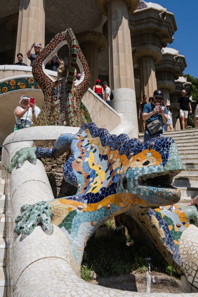 Barcellona in 6 giorni: molto più della città di Gaudí 8 La celebre Salamandra del Park Güell a Barcellona, rivestita dai mosaici colorati di Antoni Gaudí.