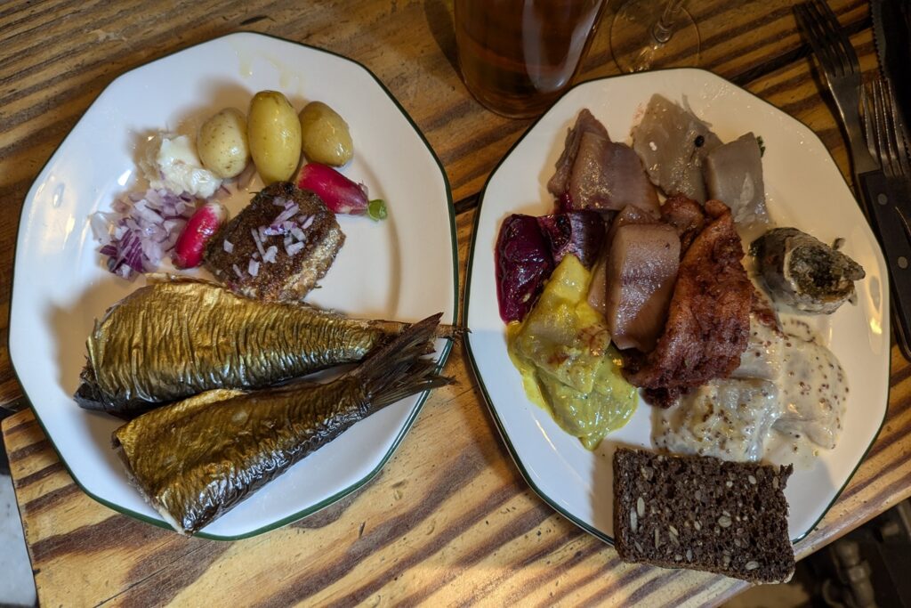 Cosa vedere a Copenaghen in 3 giorni: itinerario e consigli per visitare la capitale danese 5 Piatti con diverse varietà di aringhe durante un pranzo a Copenaghen
