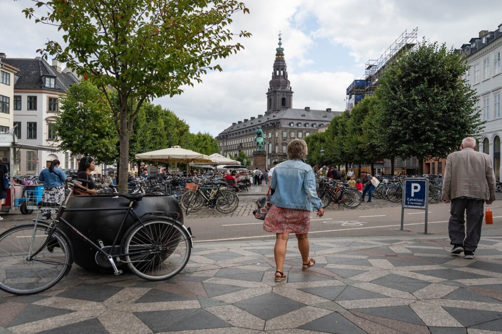Cosa vedere a Copenaghen in 3 giorni: itinerario e consigli per visitare la capitale danese 2 Cosa vedere a Copenaghen in 3 giorni: Biciclette nel centro di Copenaghen lungo una pista ciclabile