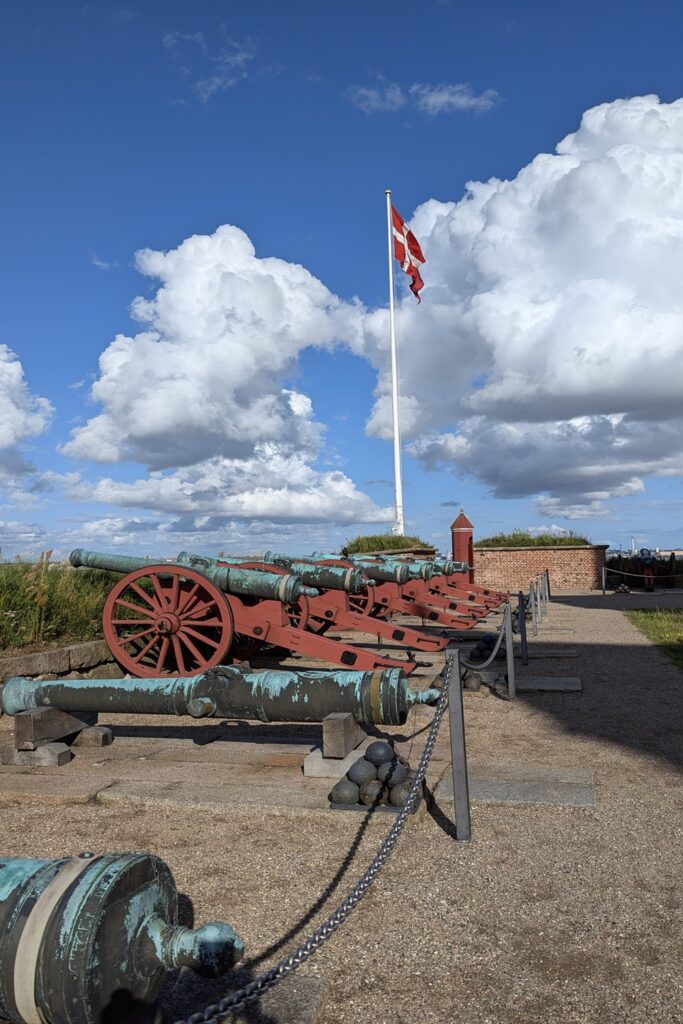 Cosa vedere a Copenaghen in 3 giorni: itinerario e consigli per visitare la capitale danese 27 Cannoni sui bastioni del Castello di Kronborg a Helsingør