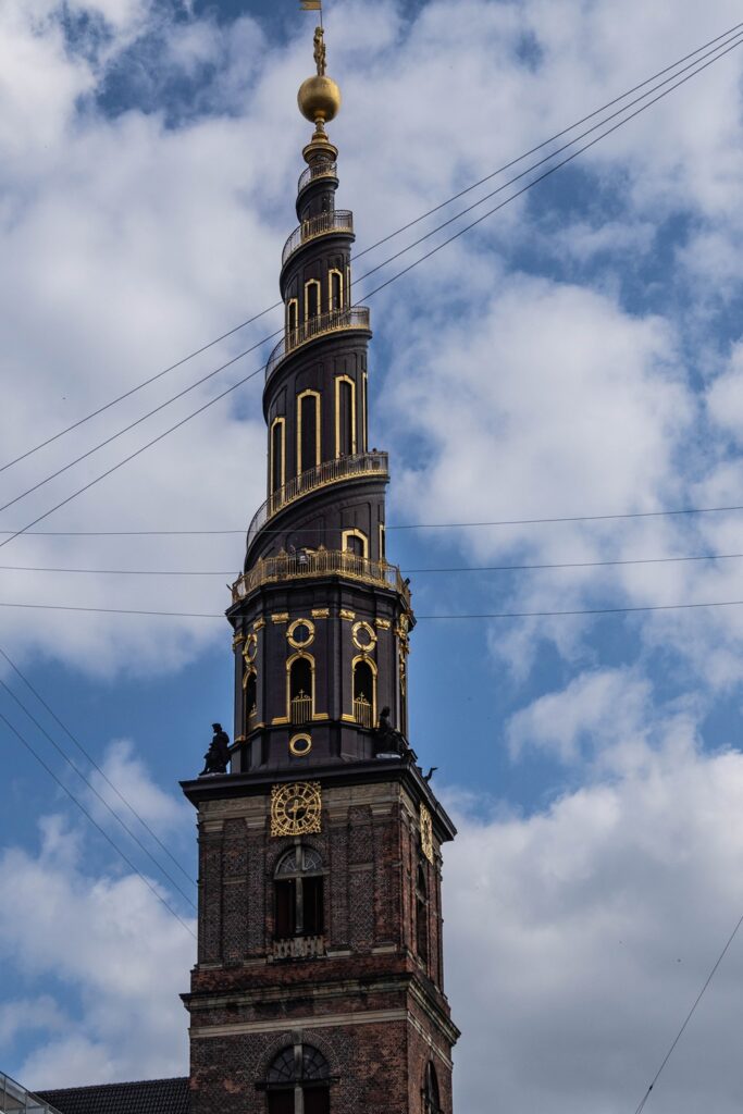 Cosa vedere a Copenaghen in 3 giorni: itinerario e consigli per visitare la capitale danese 13 Guglia a spirale della Chiesa del Nostro Redentore a Copenaghen
