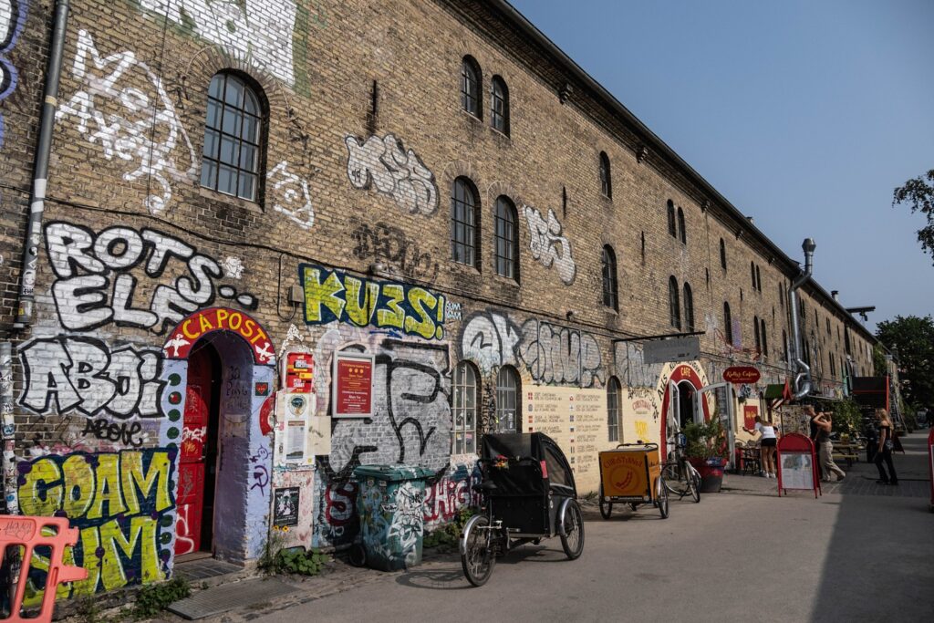 Cosa vedere a Copenaghen in 3 giorni: itinerario e consigli per visitare la capitale danese 16 Edificio ricoperto di graffiti nel quartiere di Christiania a Copenaghen