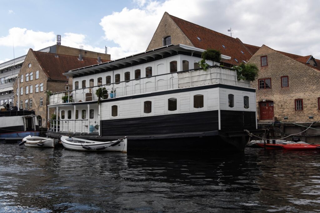 Cosa vedere a Copenaghen in 3 giorni: itinerario e consigli per visitare la capitale danese 8 Edifici e piccole imbarcazioni affacciati sui canali di Copenaghen