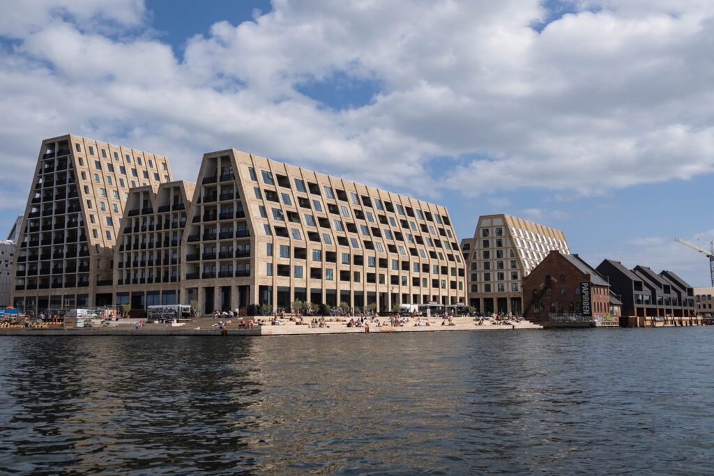 Cosa vedere a Copenaghen in 3 giorni: itinerario e consigli per visitare la capitale danese 7 Architettura moderna di Copenaghen vista durante la navigazione sui canali