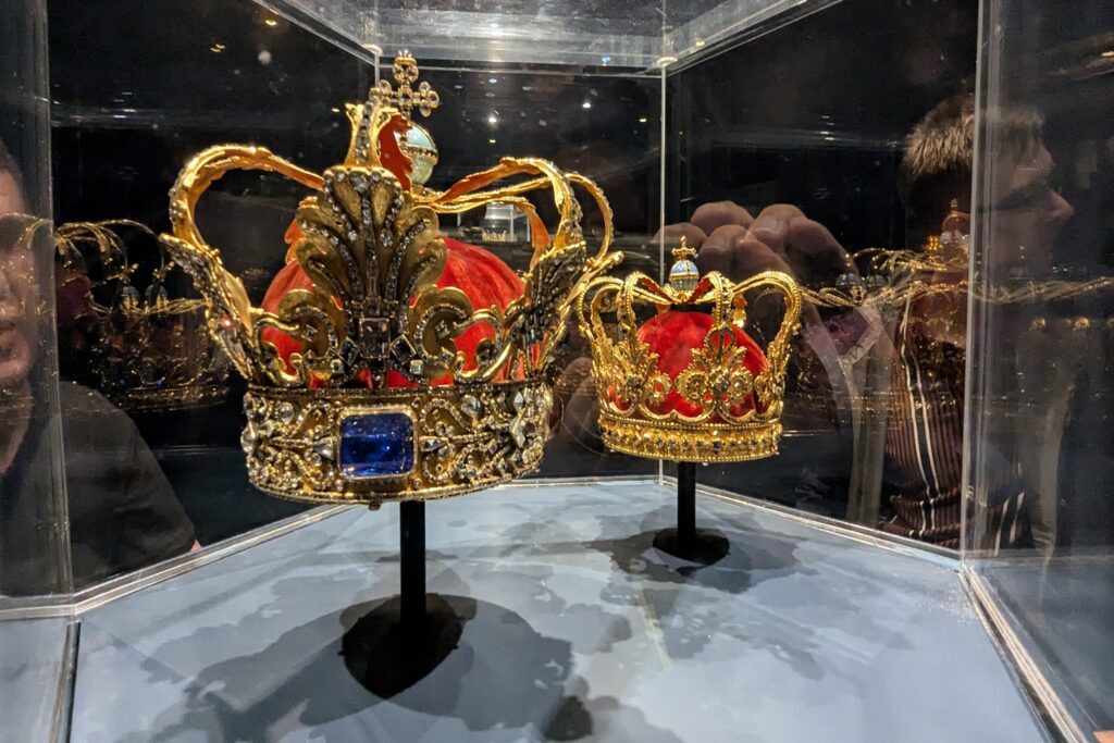 Cosa vedere a Copenaghen in 3 giorni: itinerario e consigli per visitare la capitale danese 11 Corone della monarchia danese esposte nel Tesoro Reale del Castello di Rosenborg