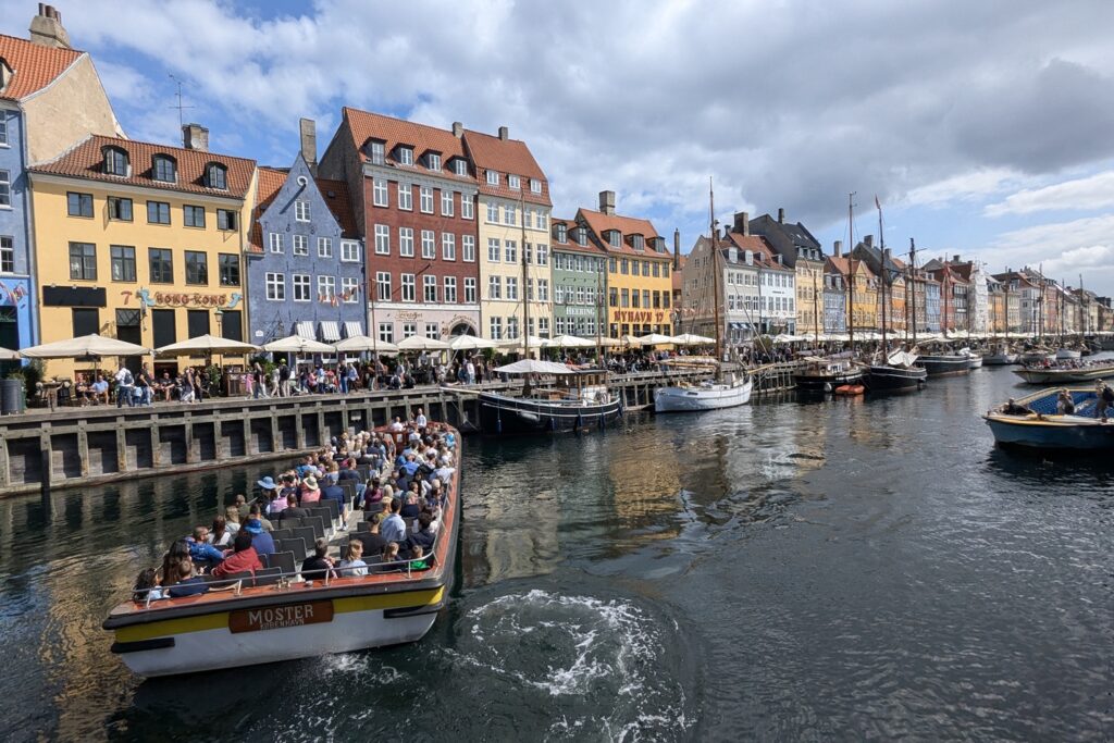 Cosa vedere a Copenaghen in 3 giorni: itinerario e consigli per visitare la capitale danese 6 Battello turistico durante una crociera sui canali di Nyhavn a Copenaghen