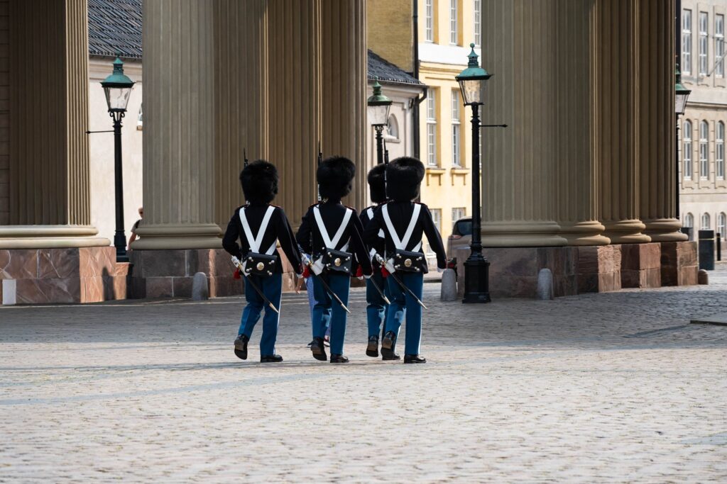 Cosa vedere a Copenaghen in 3 giorni: itinerario e consigli per visitare la capitale danese 9 Guardie reali danesi in marcia ad Amalienborg a Copenaghen