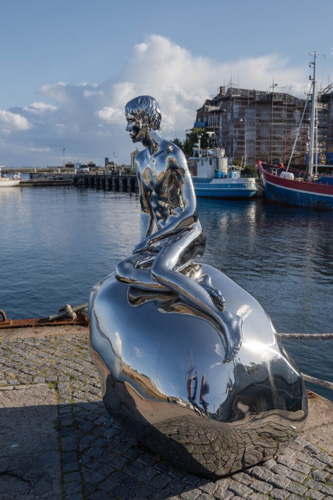 Cosa vedere a Copenaghen in 3 giorni: itinerario e consigli per visitare la capitale danese 30 Scultura HAN, il sirenetto di Helsingør in Danimarca