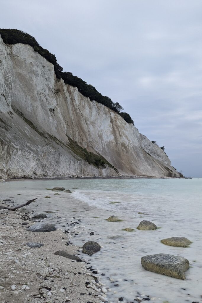 Cosa vedere a Copenaghen in 3 giorni: itinerario e consigli per visitare la capitale danese 32 Le falesie di Møns Klint viste dalla spiaggia ai loro piedi