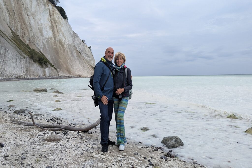 Cosa vedere a Copenaghen in 3 giorni: itinerario e consigli per visitare la capitale danese 33 Sulla spiaggia ai piedi delle falesie di Møns Klint in Danimarca