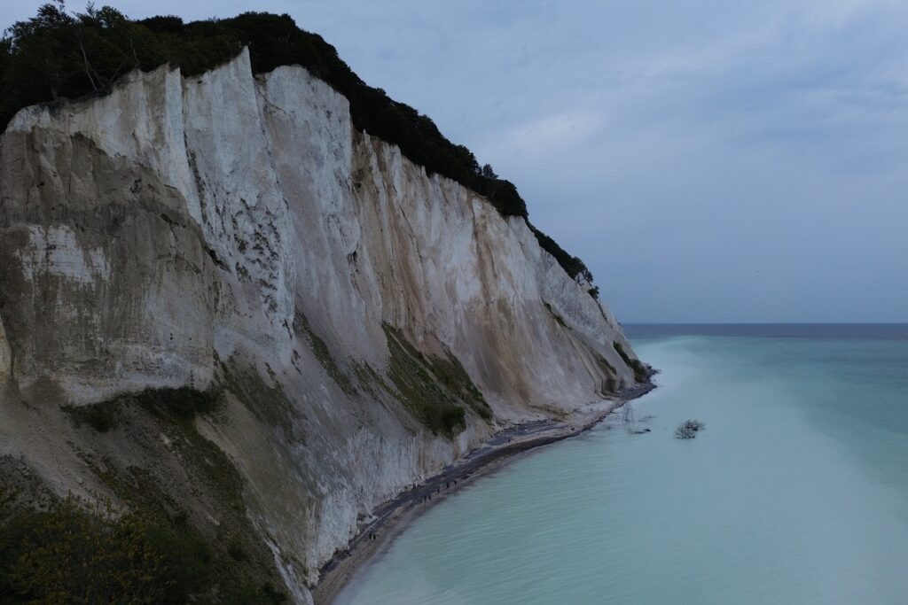 Cosa vedere a Copenaghen in 3 giorni: itinerario e consigli per visitare la capitale danese 35 Vista aerea delle bianche falesie di Møns Klint e del Mar Baltico