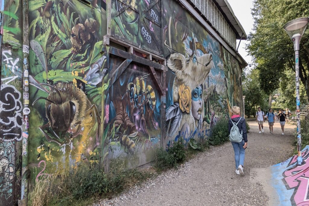 Cosa vedere a Copenaghen in 3 giorni: itinerario e consigli per visitare la capitale danese 18 Murale colorato lungo una strada di Christiania a Copenaghen
