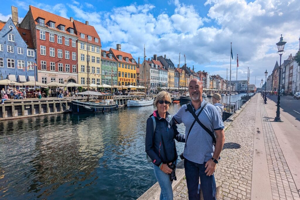 Cosa vedere a Copenaghen in 3 giorni: itinerario e consigli per visitare la capitale danese 4 Noi a Nyhavn davanti al celebre canale con le case colorate di Copenaghen
