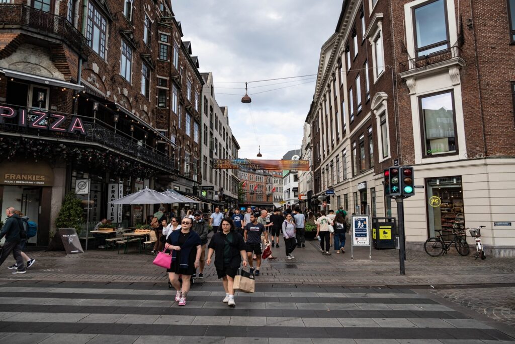 Cosa vedere a Copenaghen in 3 giorni: itinerario e consigli per visitare la capitale danese 3 Persone passeggiano lungo una strada nel centro di Copenaghen
