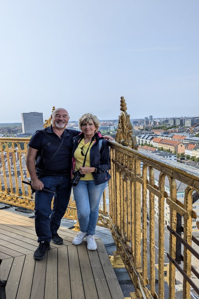 Cosa vedere a Copenaghen in 3 giorni: itinerario e consigli per visitare la capitale danese 14 Sulla scala esterna della guglia della Chiesa del Nostro Redentore a Copenaghen