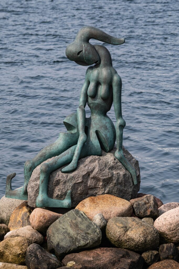 Cosa vedere a Copenaghen in 3 giorni: itinerario e consigli per visitare la capitale danese 25 Statua moderna e stilizzata di una sirena sul lungomare di Copenaghen