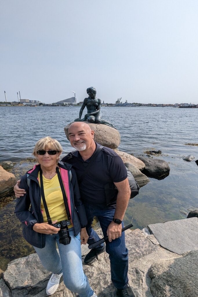 Cosa vedere a Copenaghen in 3 giorni: itinerario e consigli per visitare la capitale danese 24 Foto ricordo davanti alla Sirenetta di Copenaghen