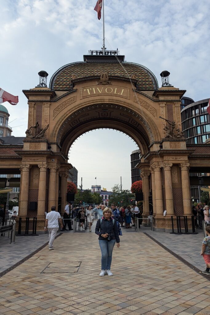 Cosa vedere a Copenaghen in 3 giorni: itinerario e consigli per visitare la capitale danese 20 Ingresso storico dei Giardini di Tivoli a Copenaghen