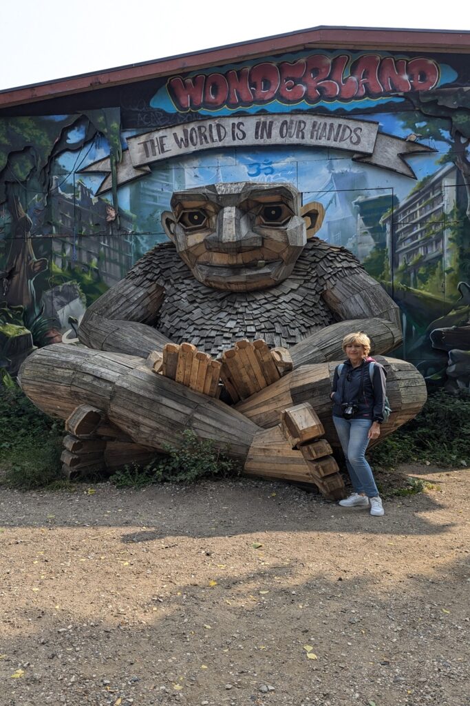 Cosa vedere a Copenaghen in 3 giorni: itinerario e consigli per visitare la capitale danese 19 Installazione artistica Wonderland con un grande troll a Christiania, Copenaghen
