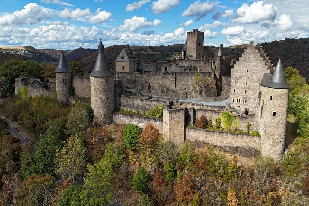 Castello di Bourscheid visto dall’alto, circondato dalle colline delle Ardenne lussemburghesi