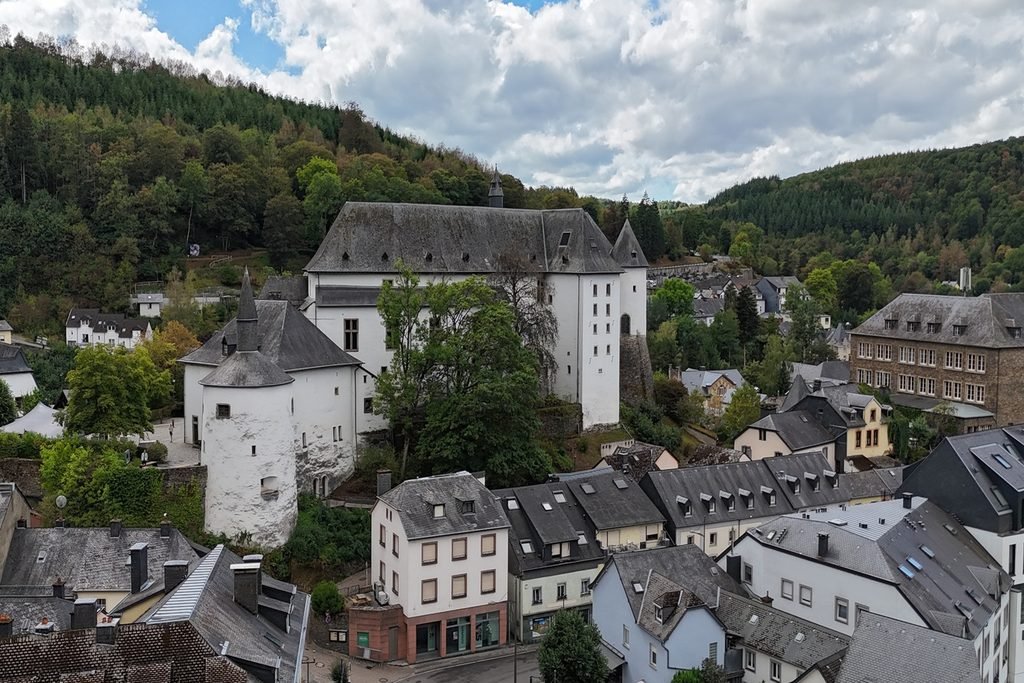 Veduta aerea del Castello di Clervaux nelle Ardenne lussemburghesi