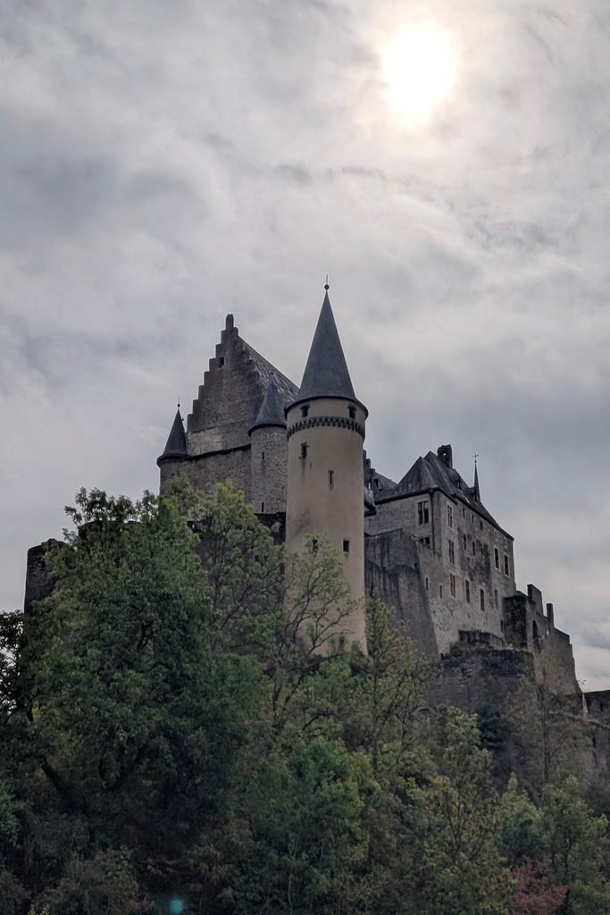 Castello di Vianden sulla collina in Lussemburgo
