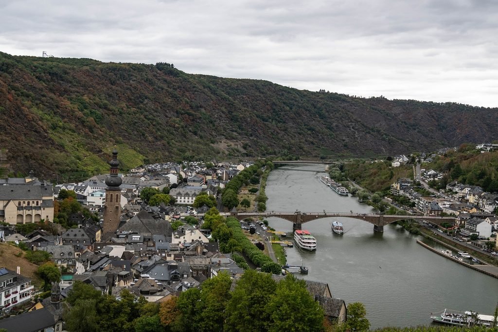 Veduta panoramica di Cochem e della valle della Mosella