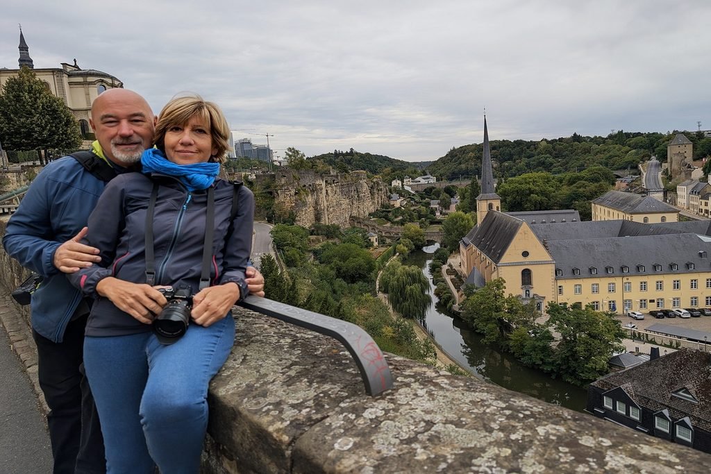 lussemburgo on the road: Panorama dalla Corniche sulla valle dell'Alzette a Lussemburgo città 
e noi