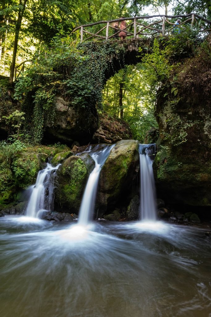 Cascata Schiessentümpel con il ponte in pietra nel Mullerthal