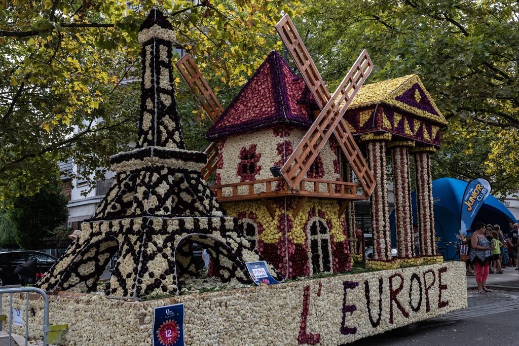 9 giorni in Alsazia 7 Carro allegorico decorato con fiori raffigurante la Torre Eiffel e un mulino a vento durante il Corso Fleuri di Sélestat in Alsazia.